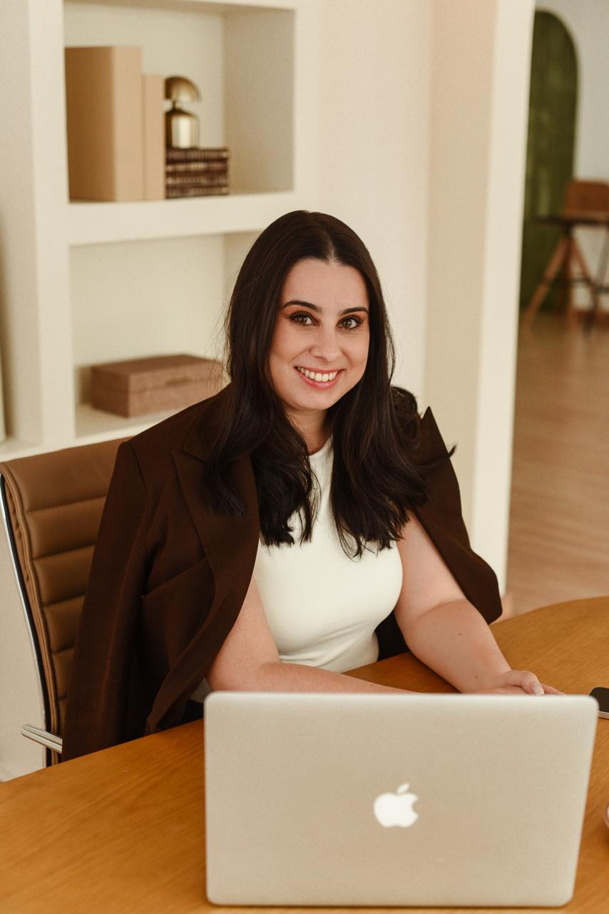 Caroline Campos realizando atendimento psicológico online