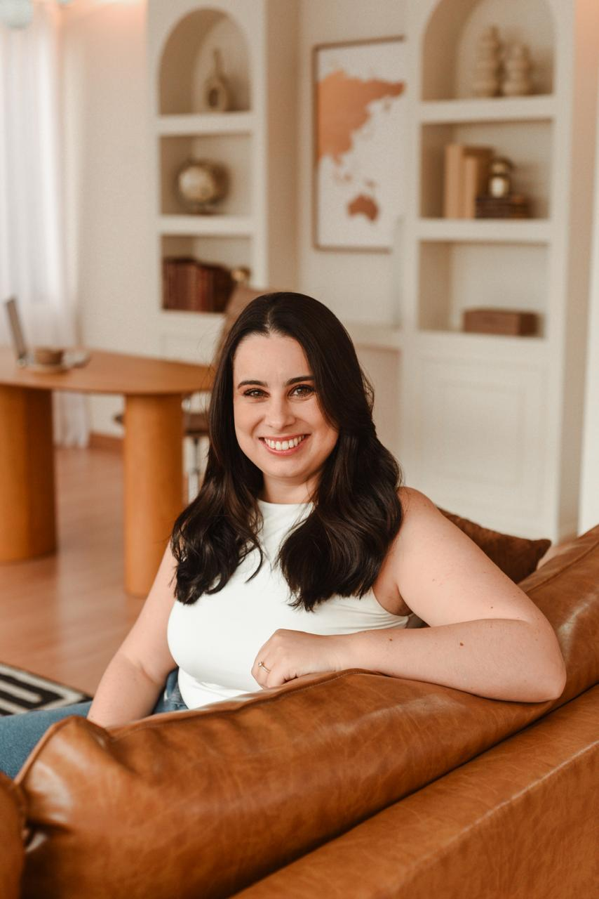 Psicóloga Caroline Campos em ambiente acolhedor